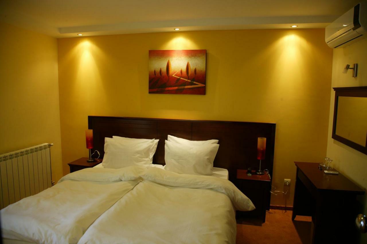 Garni Hotel Contact Belgrado Exterior foto